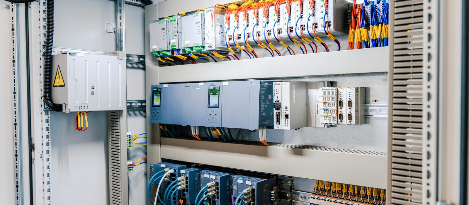 Offener industrieller Schaltschrank mit Steuerungs- und Automatisierungskomponenten